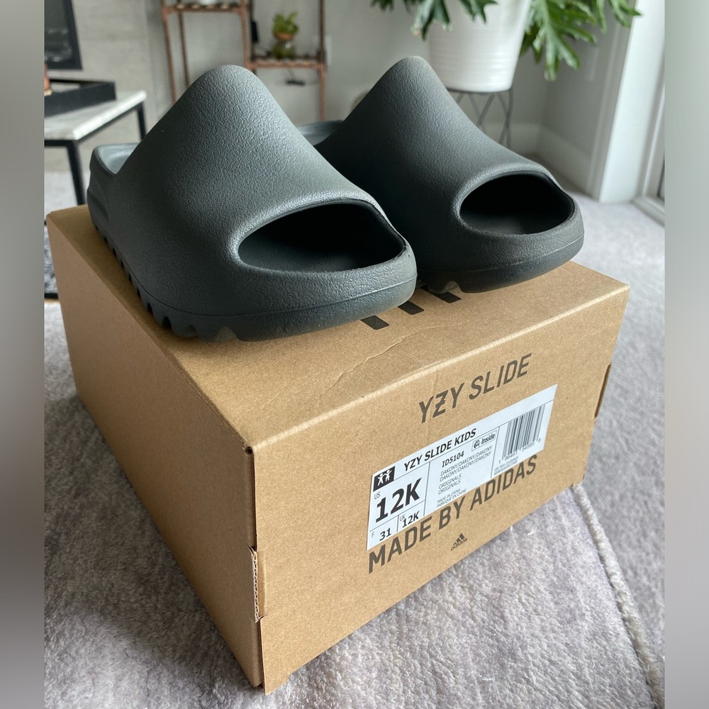 Little kids Yeezy slides